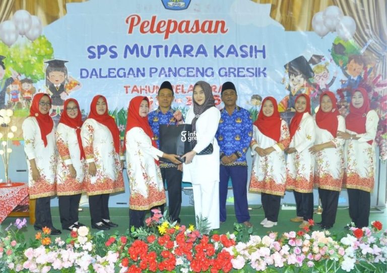 Demi Dukung Pendidikan Usia Dini, Pemdes Dalegan Gelontorkan Uang Puluhan Juta Kades Dalegan, Moh Qolib saat menghadiri pelepasan pelajar SPS Mutiara Kasih. (Foto: Ist/Infogresik)