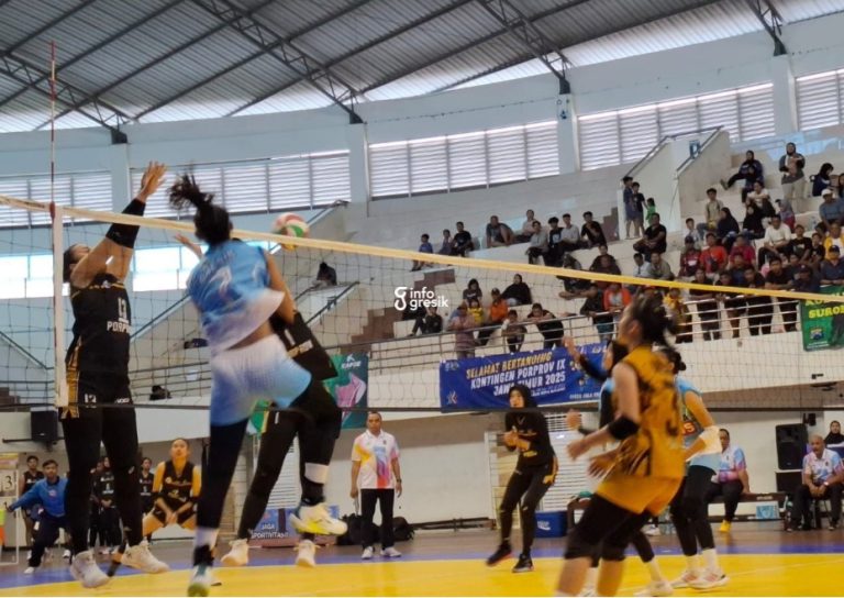 Suasana pertandingan final cabor bola voli indoor putri Porprov Jatim antara Kontingen Gresik dan Surabaya. (Foto: Ist/Infogresik)