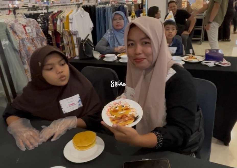 Dwi Fitri Febrianti, salah peserta lomba saat menunjukkan pancake yang sudah dihias. (Foto: Khanif Rosidin/Infogresik)