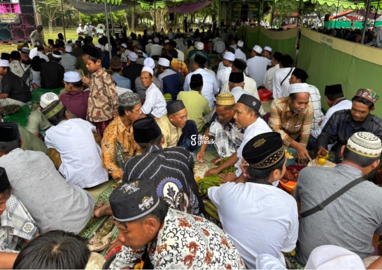 Masyarakat Desa Ngawen saat menikmati makan bersama atau krayahan di acara Haul Mbah Haji Sinari. (Foto: Khanif Rosidin/Infogresik)