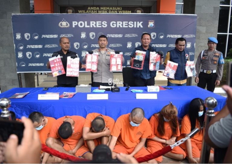 Berhasil Tangkap 9 Tersangka, Polres Gresik Amankan Sabu 613,161 Gram serta 171 Butir Inex Wakapolres Gresik, Kompol Danu Anindhito Kuncoro didampingi Kasat Resnarkoba AKP Ahmad Yani, dan Kasi Humas AKP Wiwit M saat menunjukkan barang bukti narkotika. (Foto: Ist/Infogresik)