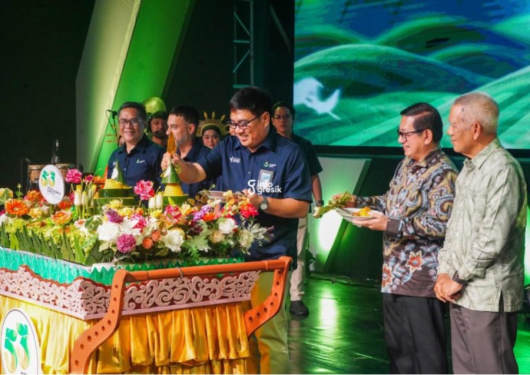 Dirut Petrokimia Gresik, Daconi Khotob, saat potong tumpeng HUT ke-53 tahun. (Foto: Ist/Infogresik)