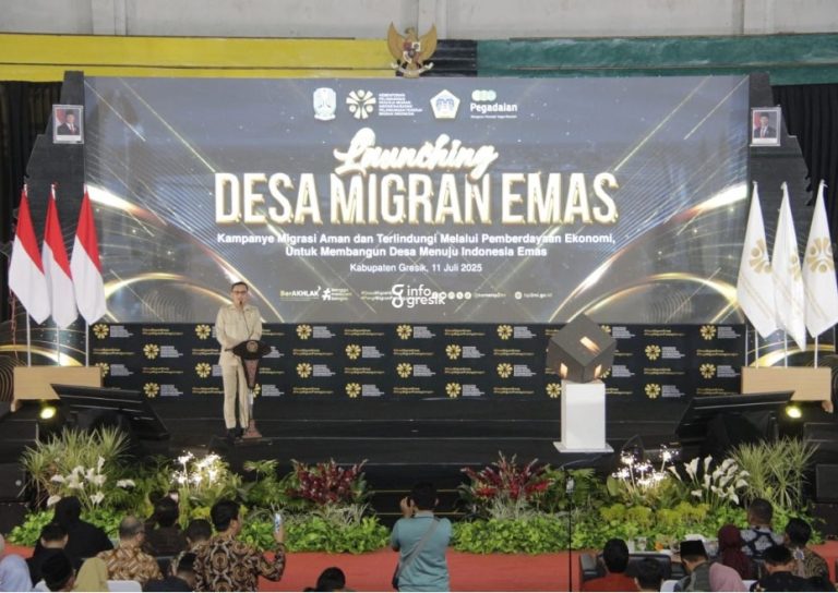 Menteri PPMI Abdul Kadir Karding saat launching Desa Migran EMAS di WEP Gresik. (Foto: Ist/Infogresik)