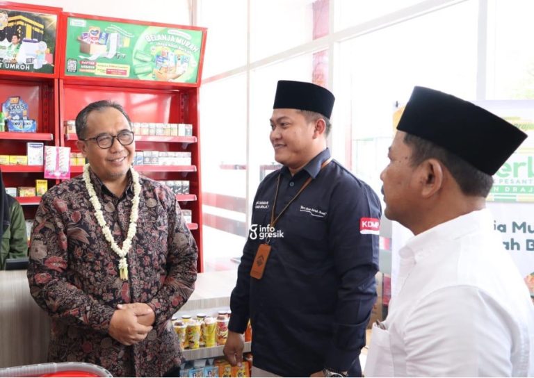 Kades Dapet Siswadi saat mendampingi Sekda Gresik Achmad Wasil melihat Gerai Sembako Kopdes Merah Putih. (Foto: Ist/Infogresik)