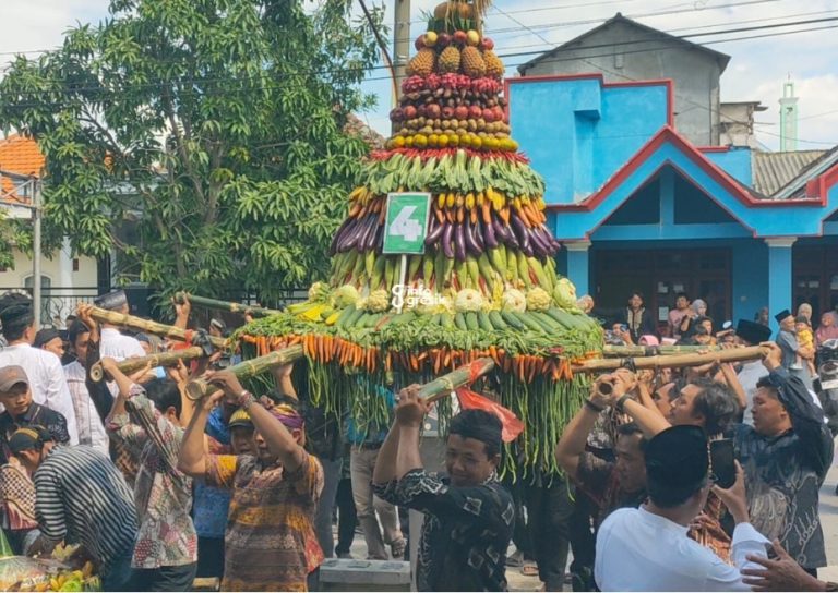 Warga Desa Cagakagung saat membawa tumpeng kirab keliling kampung. (Foto: Ist/Infogresik)