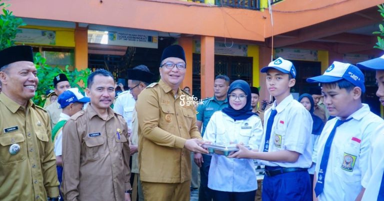 Wabup Gresik dr. Asluchul Alif saat memberikan MBG kepada siswa di SMPN 6 Gresik. (Foto: Ist/Infogresik)