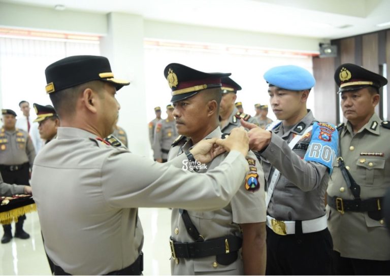 Wakapolres Gresik Kompol Danu Anindhito Kuncoro Putro saat menyerahterimakan jabatan AKP Wiwit Mariyanto dari Kasihumas Polres Gresik menjadi Kapolsek Balongpanggang. (Foto: Ist/Infogresik)