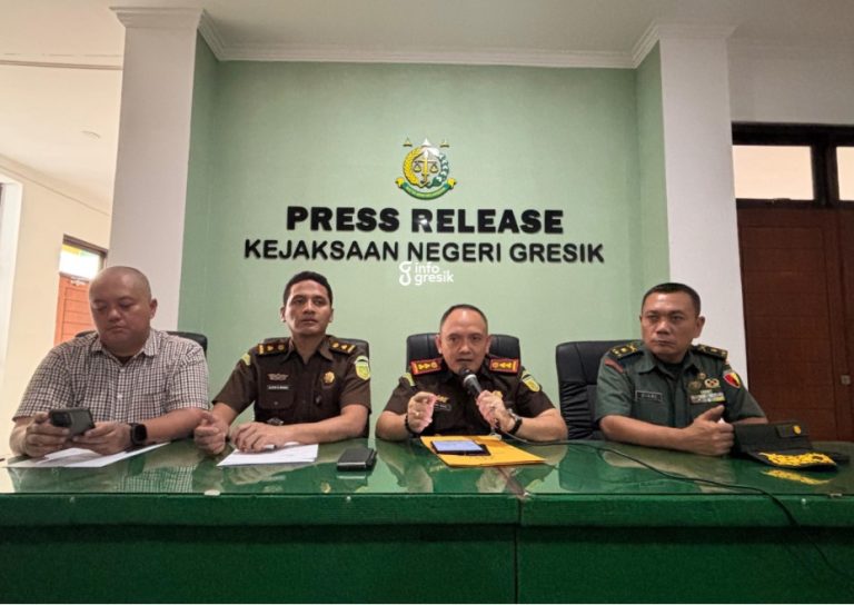 Kajari Gresik, Nana Riana, didampingi Kasi Pidsus Kejari Gresik, Alifin Nur Wanda, dan Kasdim Gresik, Mayor Inf Siari. (Foto: Khanif Rosidin/Infogresik)