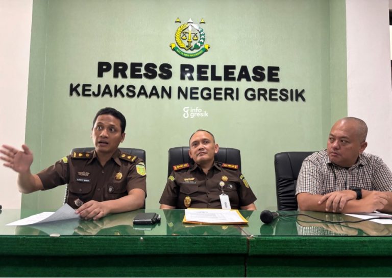 Kajari Gresik Nana Riana didampingi Kasi Pidsus Alifin N Wanda dan Plt Kasi Intel Bonar Satria W. (Foto: Khanif Rosidin/Infogresik)