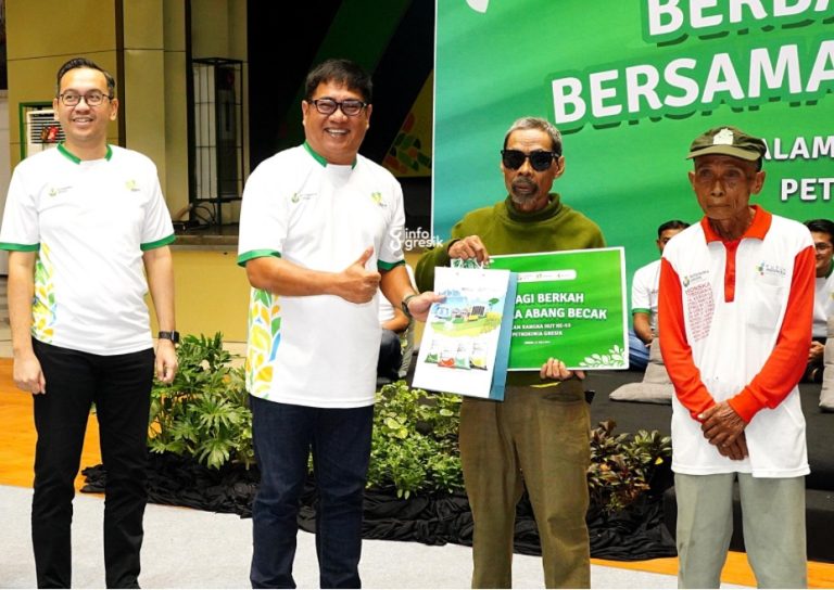 Dirut Petrokimia Gresik Daconi Khotob saat menyerahkan bantuan untuk abang becak. (Foto: Ist/Infogresik)