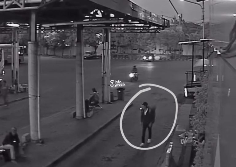 Tangkapan layar CCTV pria terduga pencuri tas ransel di Terminal Bunder Gresik. (Foto: Ist/Infogresik)