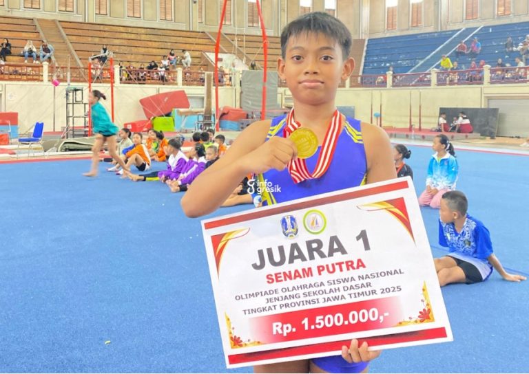 Atlet Fathan Octavino Pratama saat menunjukkan medali emas dan piagam penghargaan Juara 1 Cabor Senam tingkat Provinsi Jatim. (Ist/Infogresik)