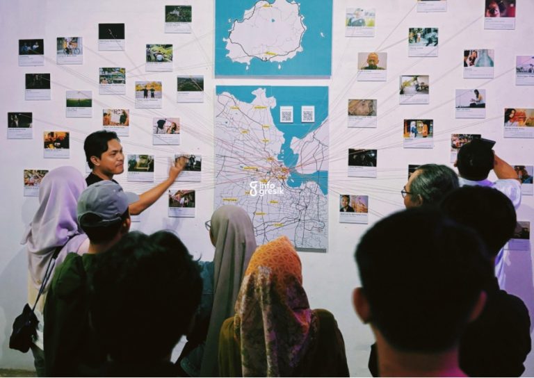 Kurator pameran Raja Iqbal Islamy saat menjelaskan ke pengunjung pameran. (Foto: Ist/Infogresik)