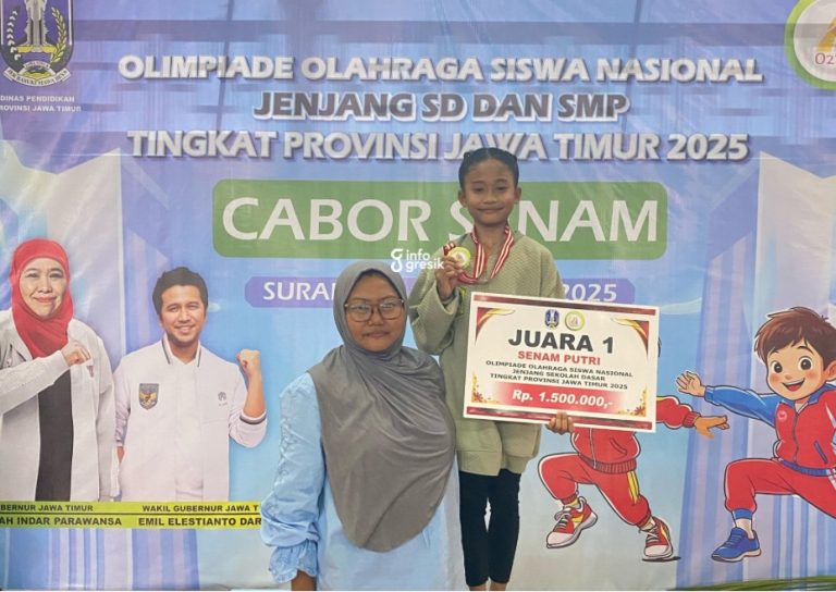 Kayla Azzahra Putri, siswi kelas 4 SDN 43 Gresik didampingi sang ibu, Nina Khundari, saat menunjukkan medali dan hadiah. (Foto: Ist/Infogresik)