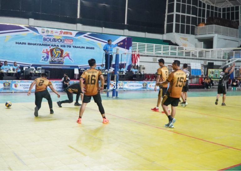 Suasana pertandingan turnamen Bola Voli Kapolres Gresik Cup 2025. (Foto: Ist/Infogresik)