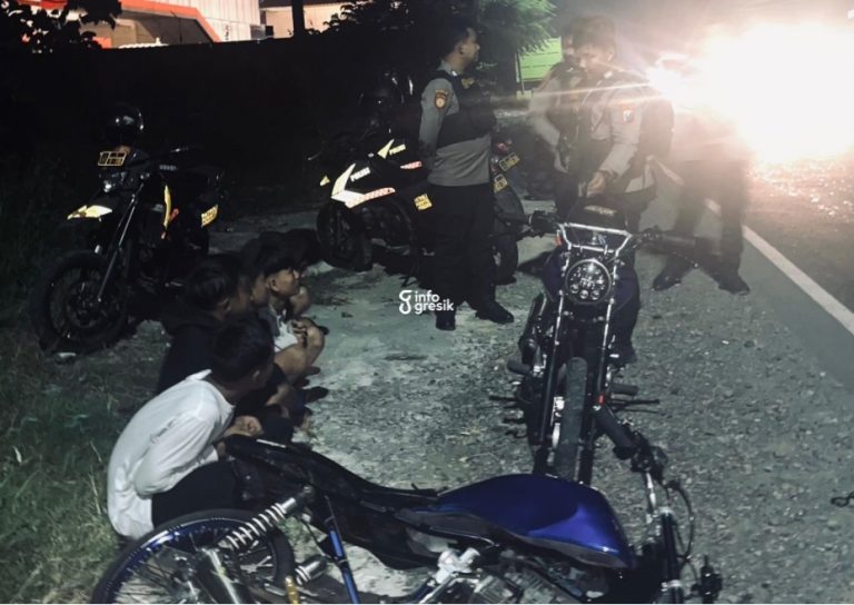 Tim Raimas Kalammunyeng Polres Gresik saat mengamankan 6 pemuda beserta kendaraan yang hendak dipakai balapan. (Foto: Ist/Infogresik)