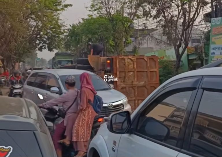 Dumptruk terguling di Jalan Raya Sembayat Manyar yang menyebabkan kemacetan panjang. (Foto: Ist/Infogresik)
