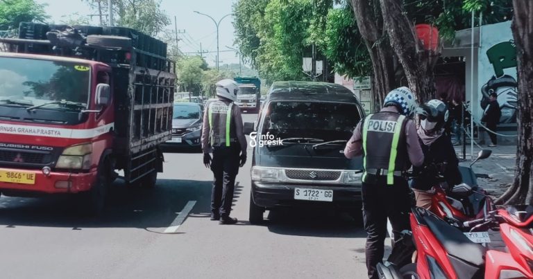 Petugas Satlantas Polres Gresik saat melakukan penindakan terhadap kendaraan roda dua dan roda empat. (Foto: Ist/Infogresik)