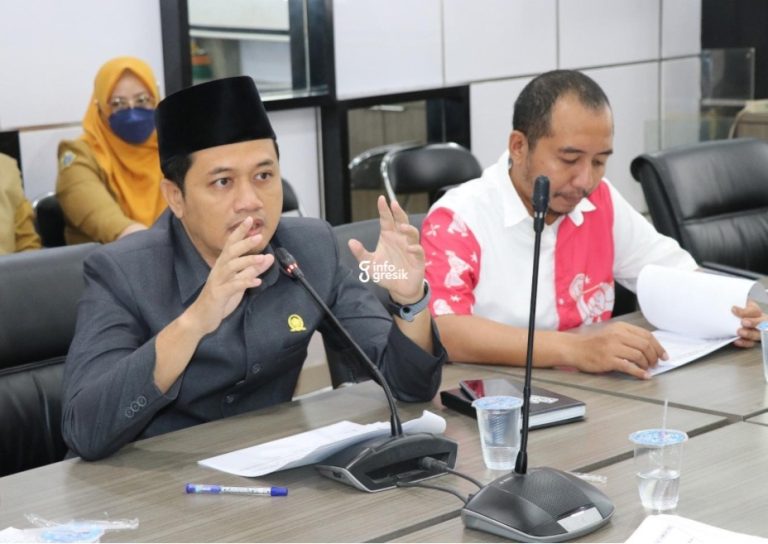 Tak Ada Anggaran, DPRD Gresik Pertanyakan Program Pos Keamanan Laut Terpadu Anggota DPRD Muhammad Kurdi bersama Dimas Setio Wicaksono saat rapat dengan Dinas Perikanan Gresik. (Foto: Ist/Infogresik)
