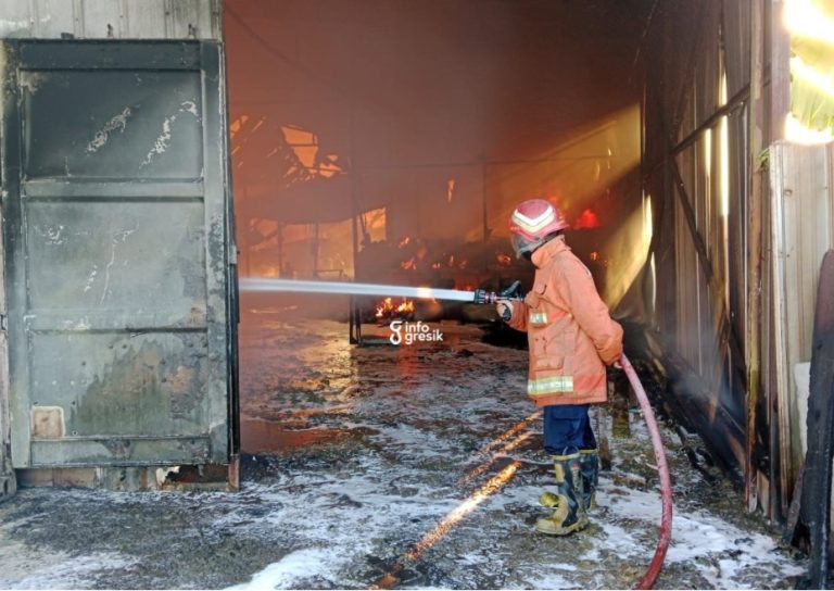 Personil Damkarla Gresik saat memadamkan api di gudang kopra CV Elvatara Kedamean. (Foto: Ist/Infogresik)