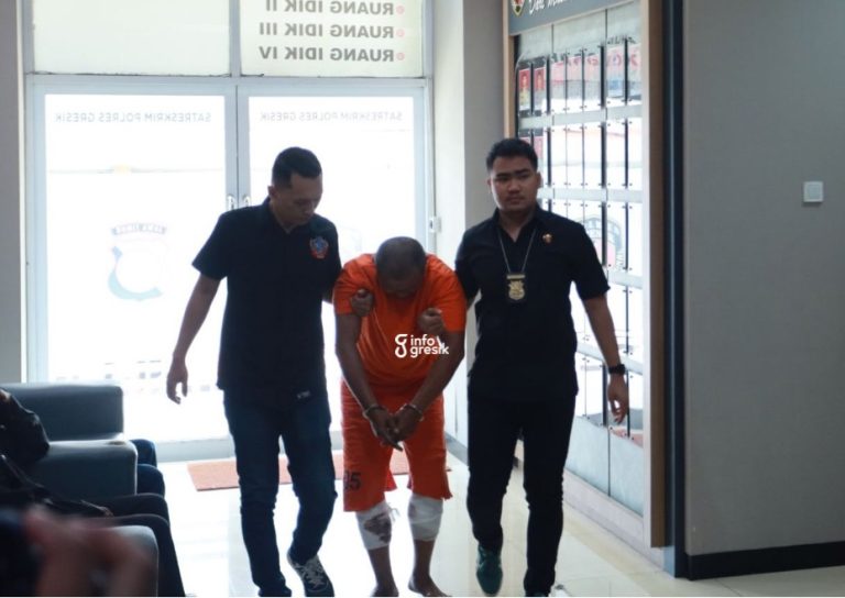 Beraksi di 29 TKP, Polisi Tembak Pelaku Curanmor di Gresik dengan Modus Pesan Nasi Kanit Resmob Polres Gresik Ipda Andi Muh. Asyraf (kanan) bersama tim saat membawa pelaku curanmor AM di Mapolres Gresik. (Foto: Ist/Infogresik)