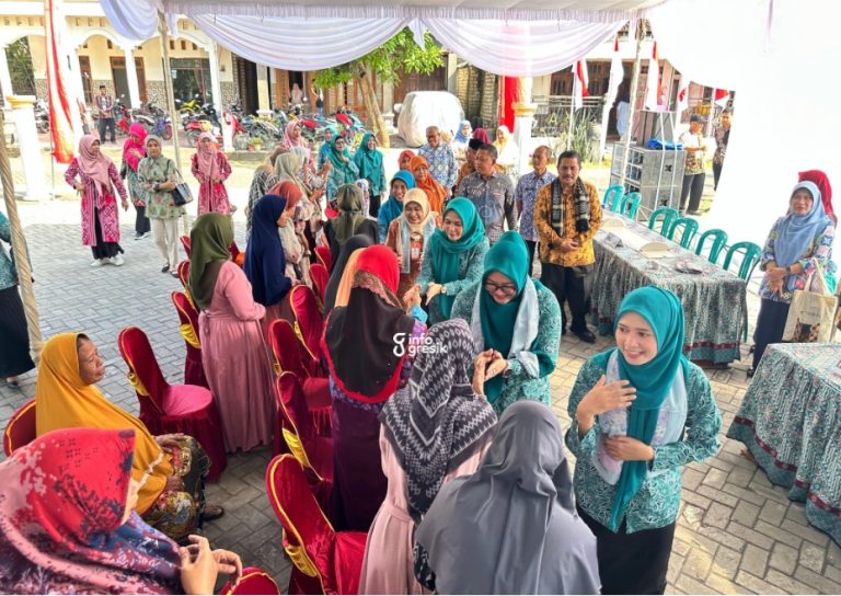 Ketua Penggerak PKK Kabupaten Gresik Nurul Haromaini didampingi Ketua GOW dr. Shinta Puspitasari dan rombongan datang di Desa Bulangan, Dukun. (Foto: Ist/Infogresik)