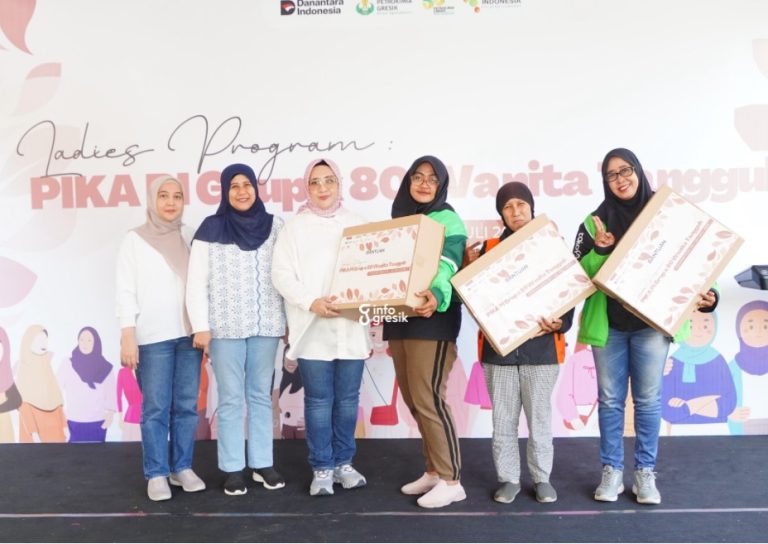 Ketua PIKA PG, Bonita Daconi Khotob didampingi perwakilan PIKA PI Group dan Wakil Ketua HUT Ke-53 Petrokimia Gresik, Warisnu Anugerahani menyerahkan secara simbolis bantuan sembako kepada lady ojol di Gresik. (Foto: Ist/Infogresik)