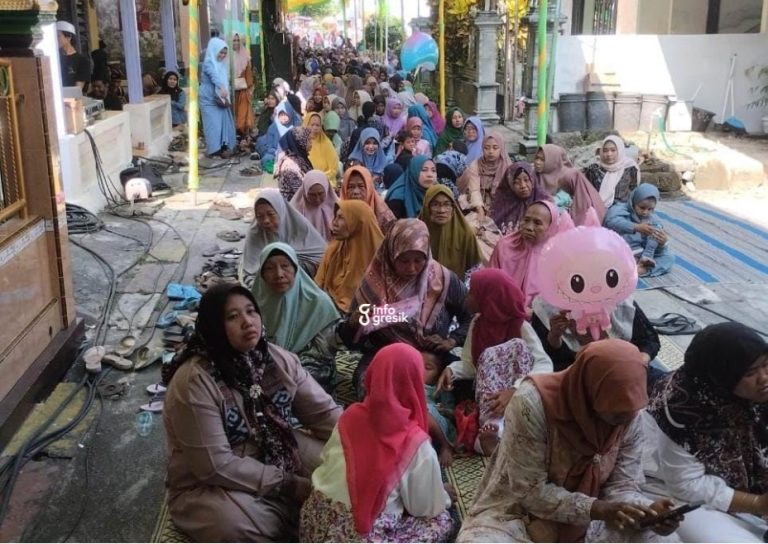 Warga Desa Pejangganan saat kumpul untuk merayakan Haul Mbah Jogo Reso. (Foto: Ist/Infogresik)