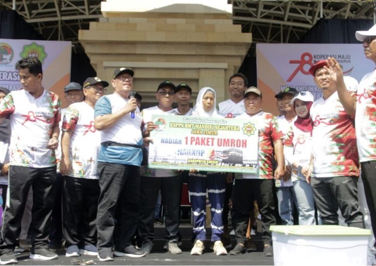 Sri Setyoningsih, warga Kelurahan Sukorame, Kecamatan Gresik saat mendapatkan secara simbolis paket umroh. (Foto: Ist/Infogresik)