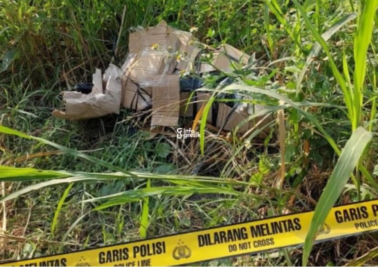 Kondisi mayat yang terbungkus kardus di pinggir Jalan Raya Kedamean. (Foto: Ist/Infogresik)