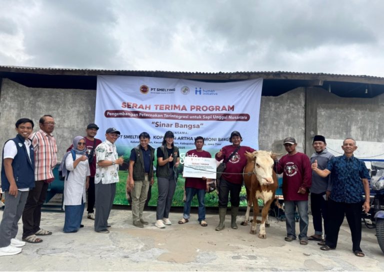 Senior Manager General Affairs PT Smelting Saptohadi Prayetno menyerahkan bantuan secara simbolis kepada Sutrisno Abdi, peternak kelompok peternak Turen Sejahtera di Malang. (Foto: Ist/Infogresik)