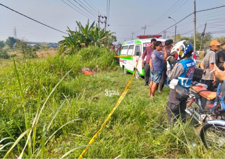 Suasana saat akan dilakukan evakuasi jenazah yang ditemukan di pinggir Jalan Kedamean, Gresik. (Foto: Ist/Infogresik)