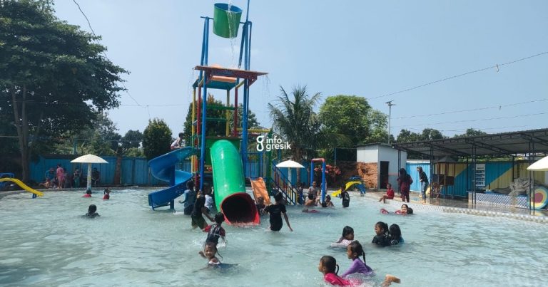 Angkat Konsep Edutainment, Kolam Renang Desa Sambipondok Sidayu Kembali Dibuka Suasana anak-anak saat berenang di kolam renang Desa Sambipondok. (Foto: Ist/Infogresik)