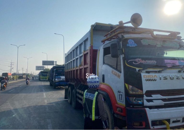 Petugas Satlantas Polres Gresik saat melakukan penindakan terhadap truk yang melanggar aturan. (Foto: Ist/Infogresik)