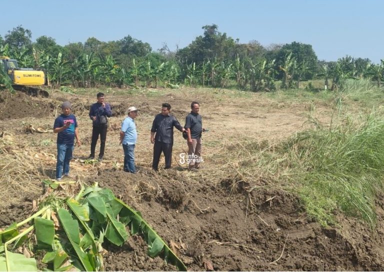 Ketua DPRD Gresik M. Syahrul Munir saat melakukan sidak di aktivitas galian C di Desa Sukorejo, Kecamatan Bungah. (Foto: Ist/Infogresik)
