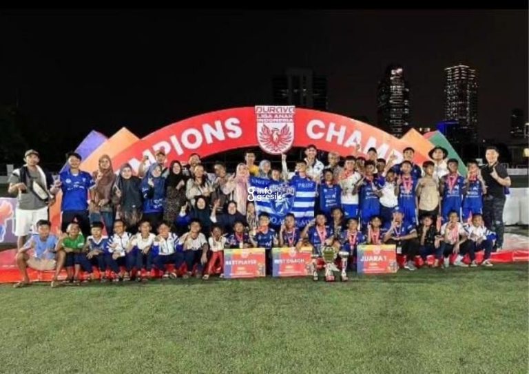 Para pemain dan ofisial Grefoo Academy saat merayakan Juara 1 Liga Anak Indonesia di Jakarta. (Foto: Ist/Infogresik)