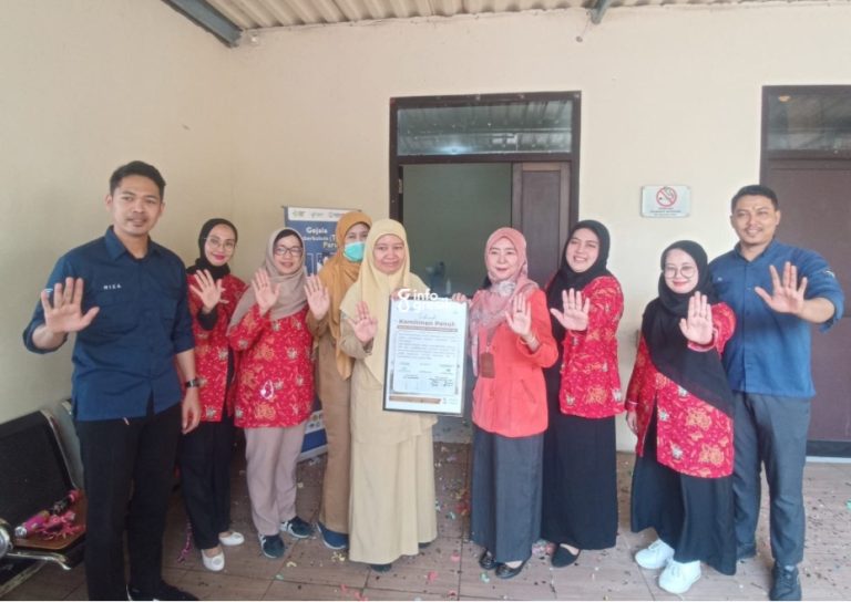 Layanan Semakin Lengkap, RS Fathma Medika Resmikan Poli TB DOTS untuk Tangani TBC Kepala Bidang Pencegahan dan Pengendalian Penyakit (P2P) Dinkes Gresik, dr. Puspita Wardani, bersama Direktur Utama RS Fathma Medika, dr. Cicin Ulfinah, serta jajaran menunjukkan komitmen dalam penanggulangan TBC. (Foto: Khanif Rosidin/INFOGRESIK)