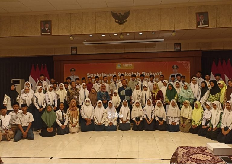 Jelang Tahun Ajaran Baru, 75 Siswa di Gresik Siap Menempuh Pendidikan di Sekolah Rakyat Puluhan siswa saat mengikuti sosialisasi Sekolah Rakyat di Aula Mandala Bakti Praja Kantor Bupati Gresik. (Foto: Ist/Infogresik)