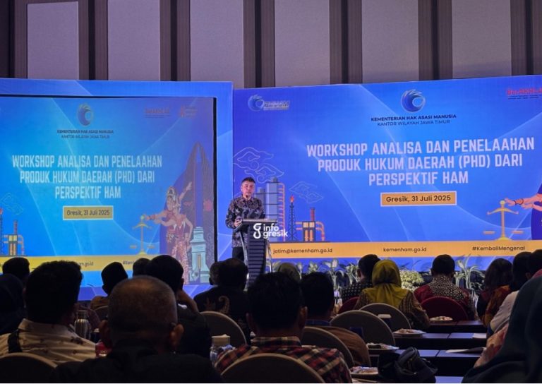 Kepala Kantor Wilayah Kemenham Jatim Toar RE Mangaribi saat menyampaikan sambutan di Workshop. (Foto: Khanif Rosidin/Infogresik)