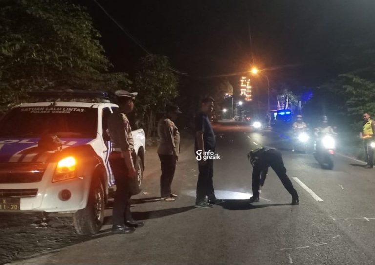 Petugas Polsek Benjeng dan Satlantas Polres Gresik melakukan olah TKP kecelakaan. (Foto: Ist/Infogresik)