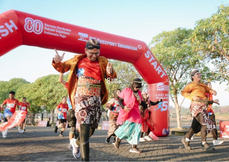 Salah satu peserta saat mengenakan pakaian adat Jawa dalam Fun Run PTFI di GKB Gresik. (Foto: Ist/Infogresik)