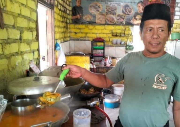 Pemilik Warung Sembilang Pundung Raya, Humam, menunjukkan keloan ikan sembilang. (Foto: Ist/Infogresik)