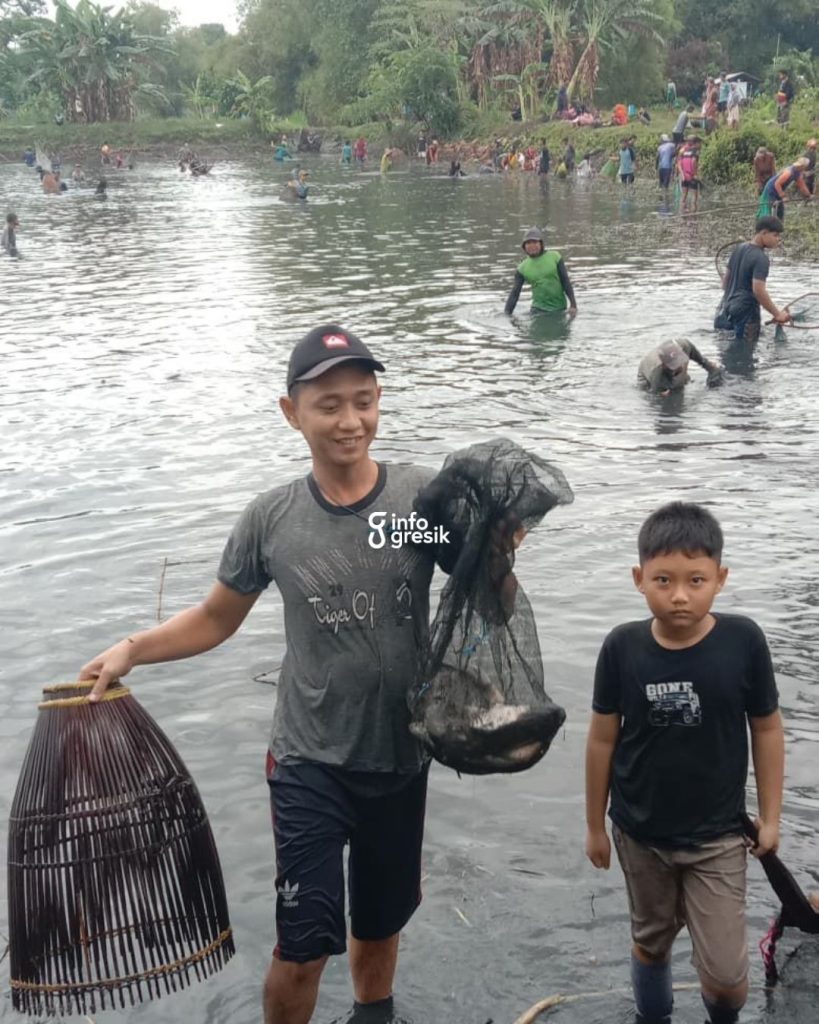 Salah satu warga Desa Bulangan menunjukkan hasil tangkapannya. (Foto: Ist/Infogresik)
