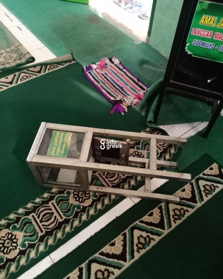 Kotak amal yang jatuh di Langgar Maghfiroh, Desa Sidomulyo, Kecamatan Sidayu, Gresik. (Foto: Ist/Infogresik)