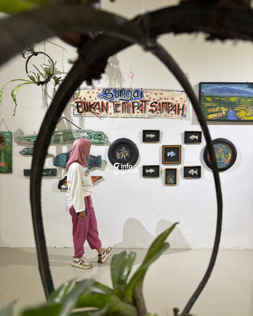 Seorang pengunjung mengamati karya yang dipamerkan dalam Biennale Jatim di Pudak Gresik. (Foto: Khanif Rosidin/INFOGRESIK)