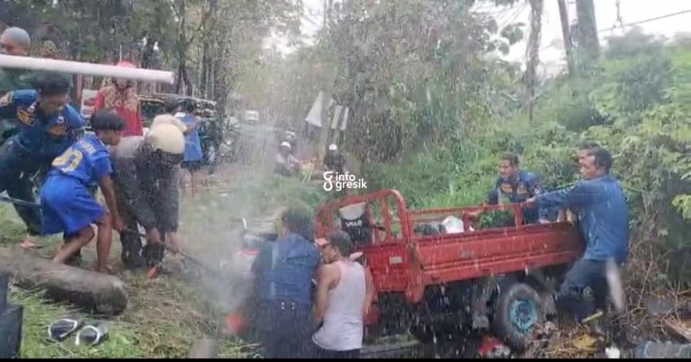 Sampai Bikin Pipa PDAM Jebol, Petugas Damkarla Gresik Bantu Evakuasi Tossa Terperosok di Kali Kawasan Srembi Petugas Damkarla Gresik berjibaku evakuasi Tossa milik warga meski harus basah-basahan. (Foto: Ist/Infogresik)
