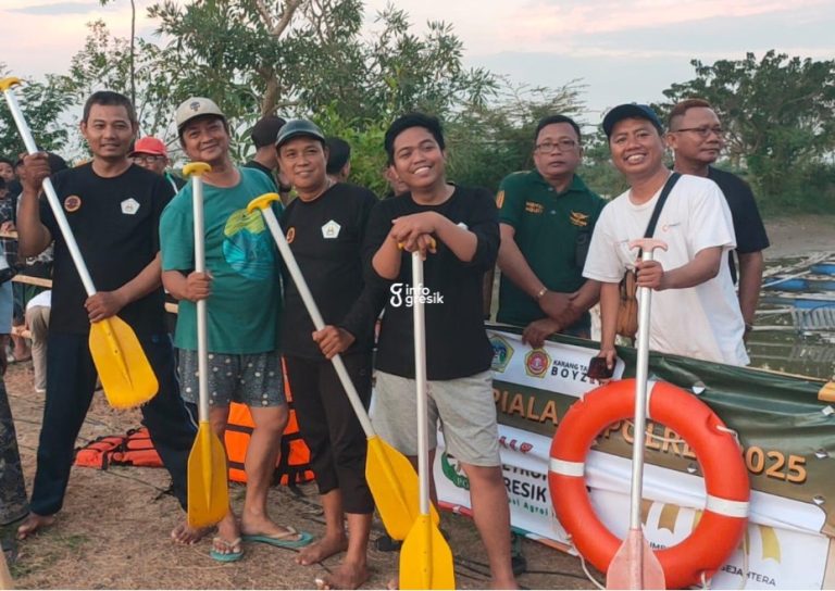 Salah satu peserta tim lomba dayung dari Komunitas Wartawan Gresik saat bertanding. (Foto: Khanif Rosidin/INFOGRESIK)