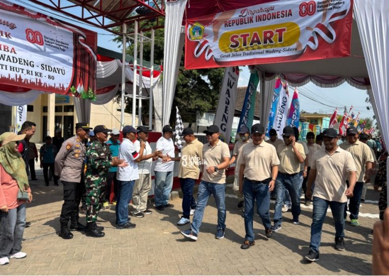 Sekda Kabupaten Gresik Achmad Washil Miftahul Rahman, didampingi Asisten I Setda Gresik, Suprapto, Camat Sidayu Suwartono, Kapolsek Sidayu AKP Khairul Alam dan Danramil Sidayu Kapten inf Sumardjiono melepas Peserta kehormatan dari Tim PKDI Sidayu. (Foto: Khanif Rosidin/Infogresik)