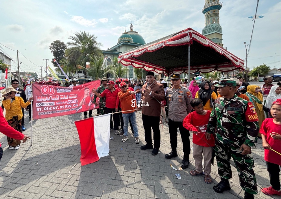 Kepala Desa Pangkahwetan, Syaifullah Mahdi, didampingi Camat Ujungpangkah, Sofwan Hadi; Kapolsek Ujungpangkah, Iptu Suwito Saputro; dan perwakilan Koramil Ujungpangkah saat melepas peserta karnaval. (Foto: Khanif Rosidin/INFOGRESIK)