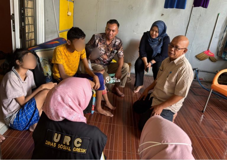 Suasana saat Ketua Komisi IV DPRD Gresik, Muchamad Zaifudin, bersama Anggota DPRD Ricke Mayumi dan tim Dinsos Gresik berbincang dengan lima anak bersaudara yang diduga ditelantarkan orang tuanya. (Foto: Khanif Rosidin/Infogresik)